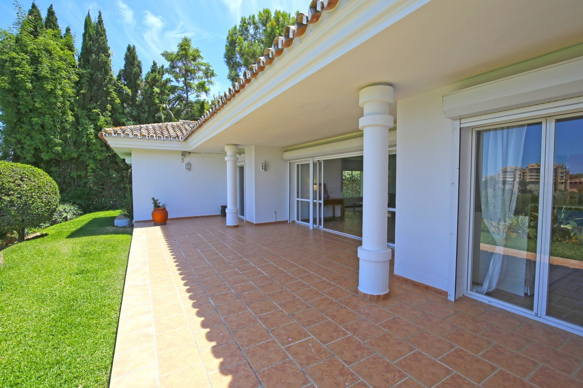 Villa Detached in Río Real, Costa del Sol
