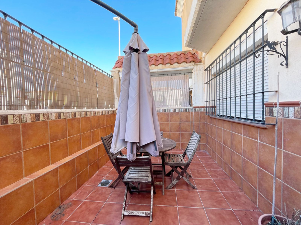 Townhouse consisting of 3 floors. Ground floor with front and rear patios, independent kitchen (can , Spain