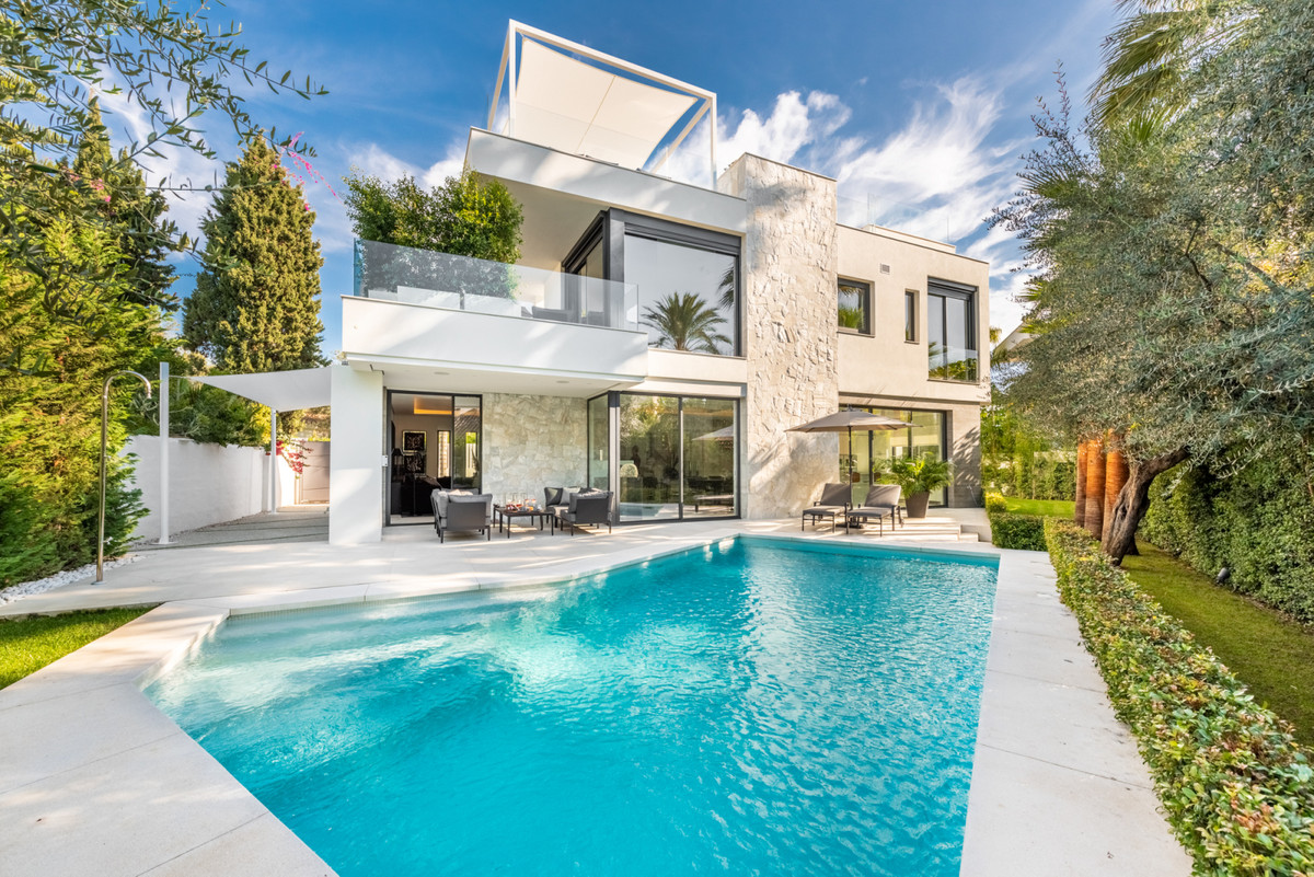 Spectacular modern villa located in the Casablanca beachside urbanisation, just 150 meters from the , Spain