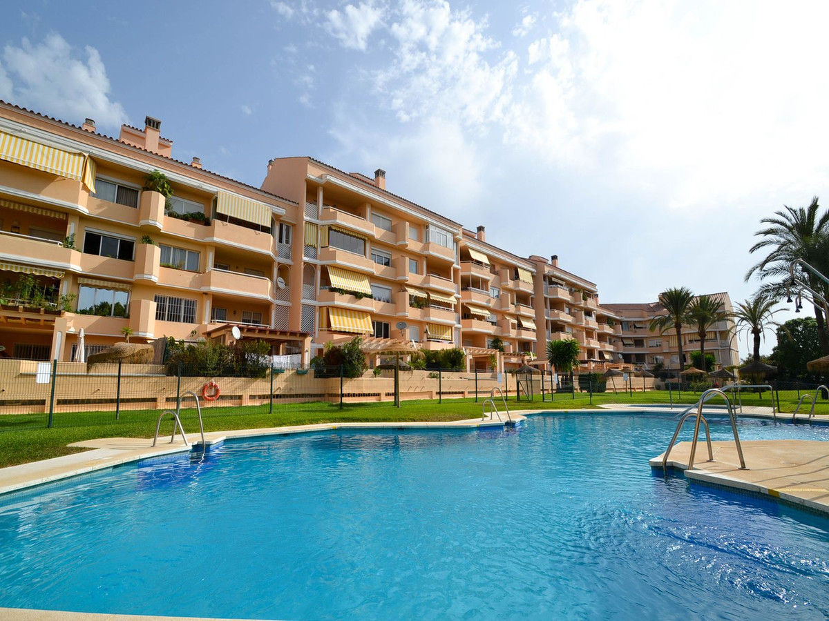 3 Bedroom Middle Floor Apartment For Sale New Golden Mile, Costa del Sol - HP4636321