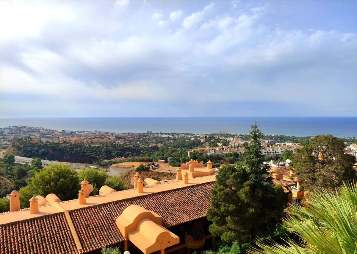 A beautiful penthouse with panoramic sea views. located in a quiet residential community in Calahond, Spain