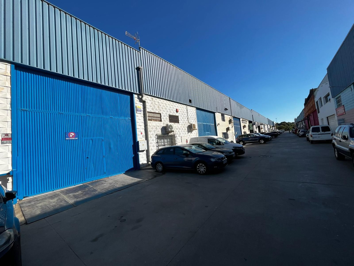 Available warehouse of 392 m2 in Churriana.

It has different differentiated areas:

- 6 offices (70, Spain