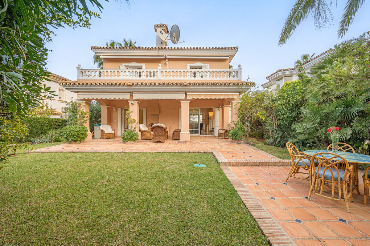 Great located villa for sale in Monte Biarritz with a west orientation. Comprises of 4 bedrooms, 2 b, Spain