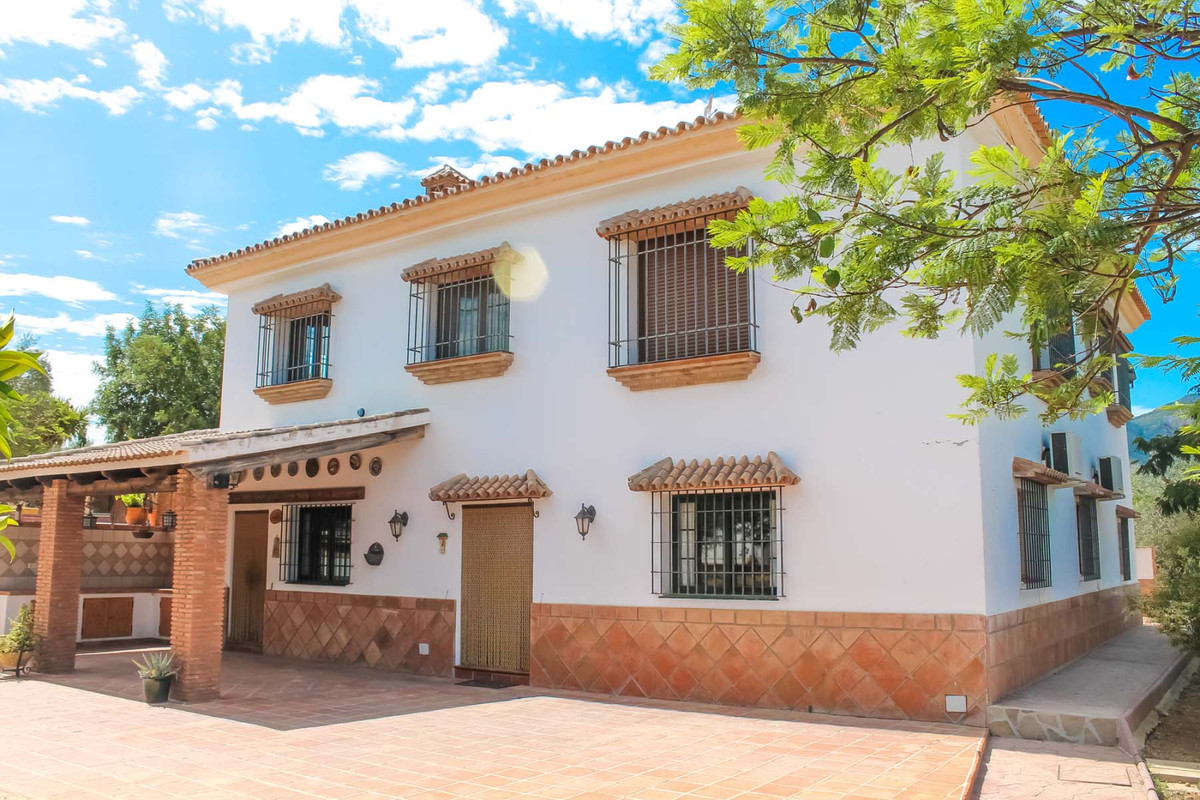 Equestrian Finca for sale in Alhaurin de la Torre! 

This large country estate is located on the Gua, Spain