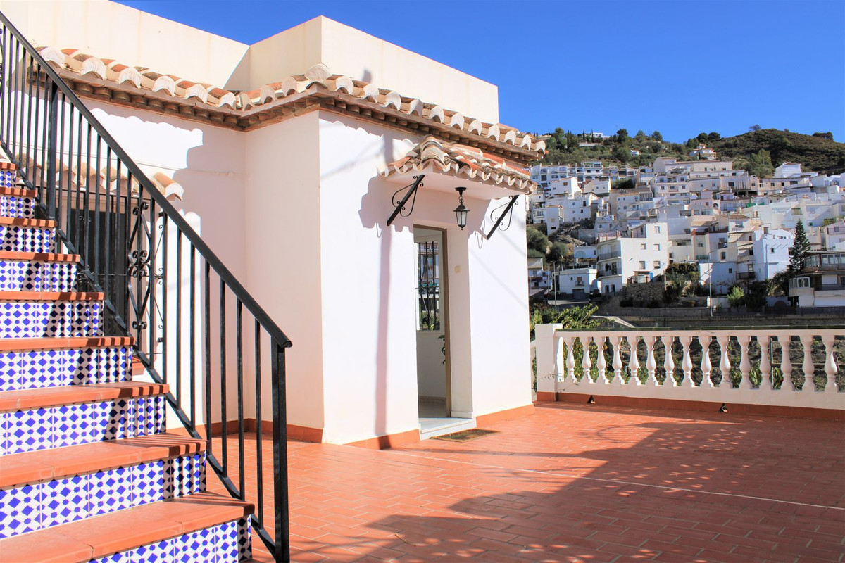 Centrally located detached villa in Competa.

Detached well maintained villa with large roof terrace, Spain