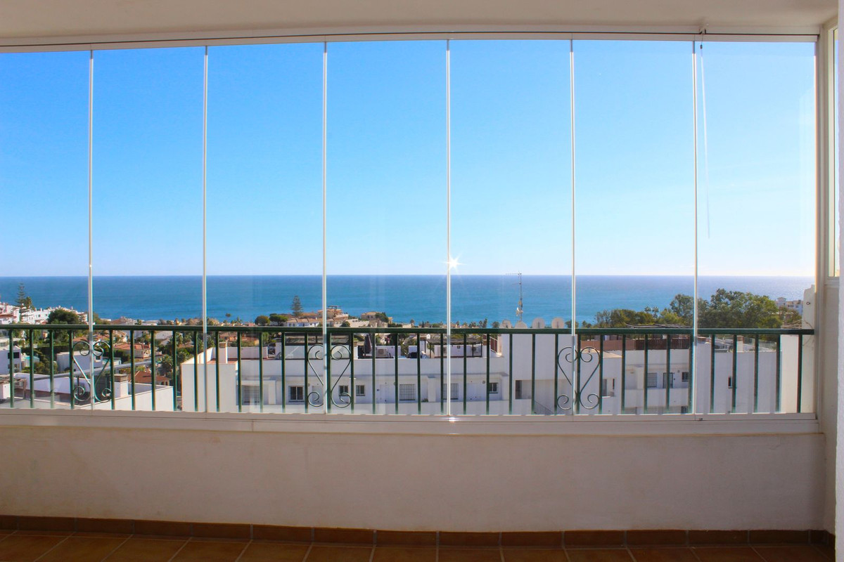 We are offering for sale a large top floor 3 bed, 2 bath corner apartment in a sought after urbanisa, Spain