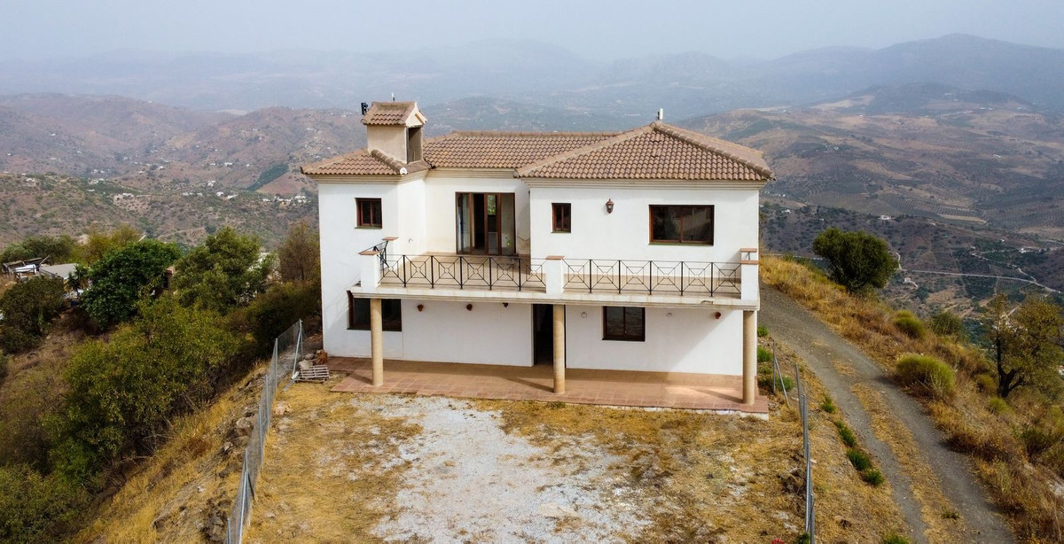 Great country property with magnificent views close to the hilltop village of Comares. Soak up the s, Spain