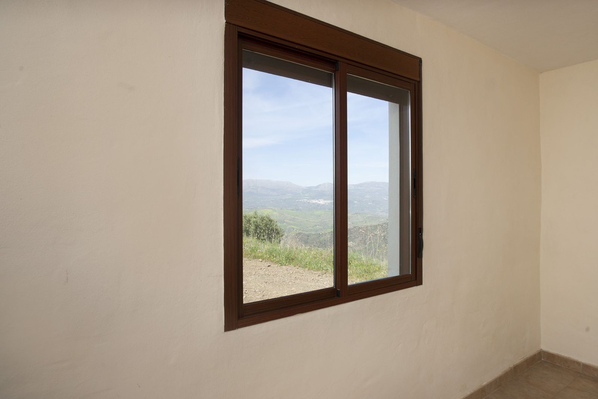 Great country property with magnificent views close to the hilltop village of Comares.