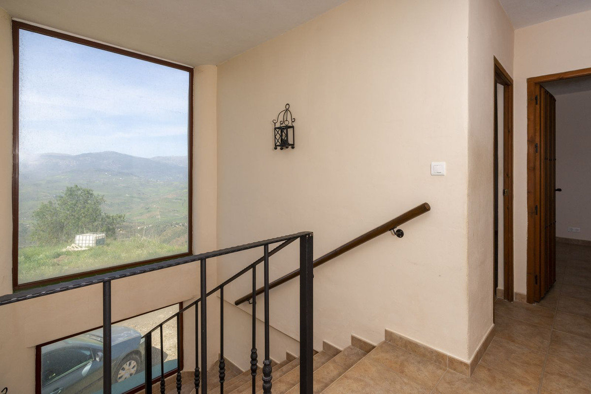 Great country property with magnificent views close to the hilltop village of Comares.