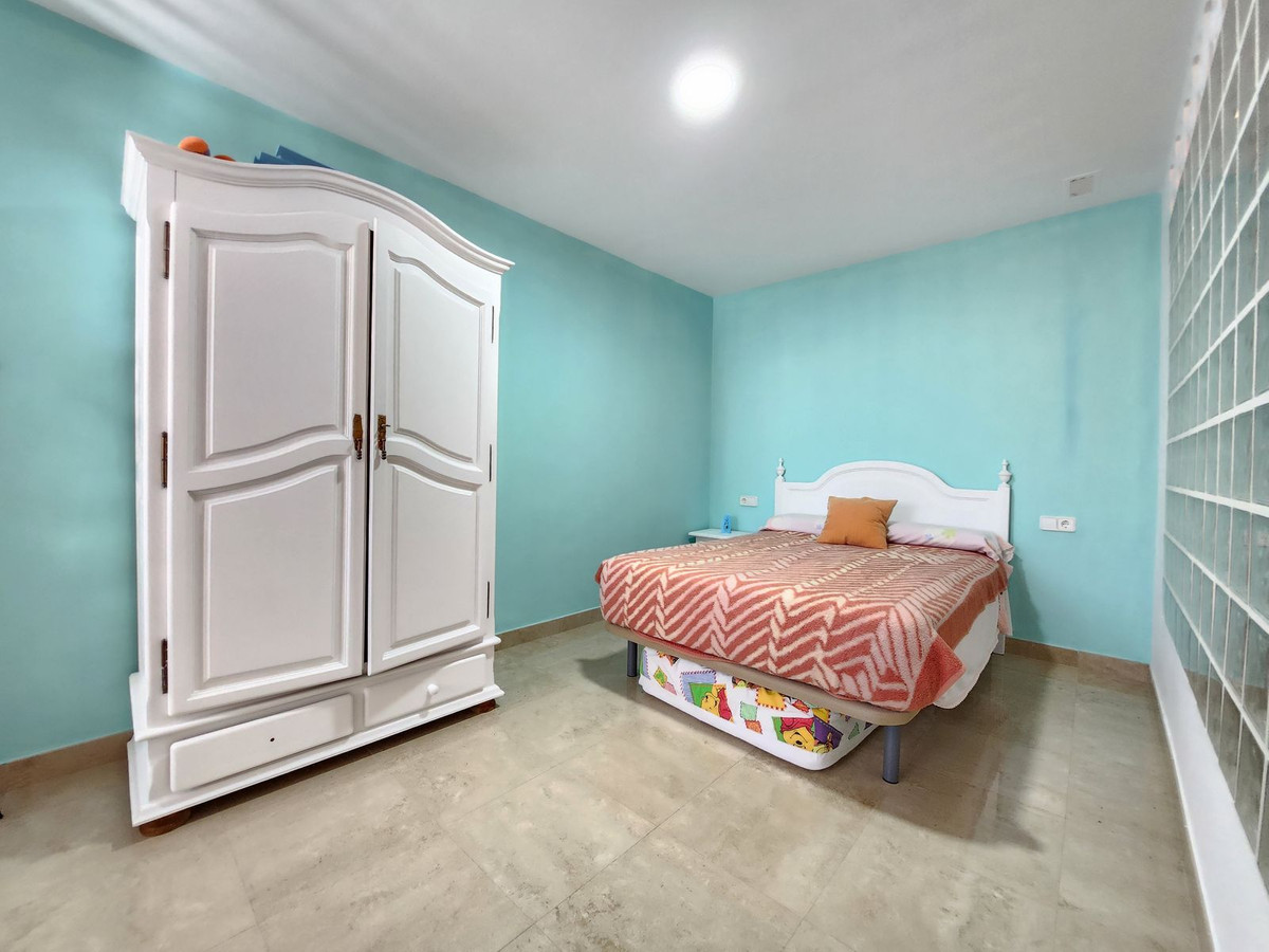 Apartamento con 5 Dormitorios en Venta Manilva