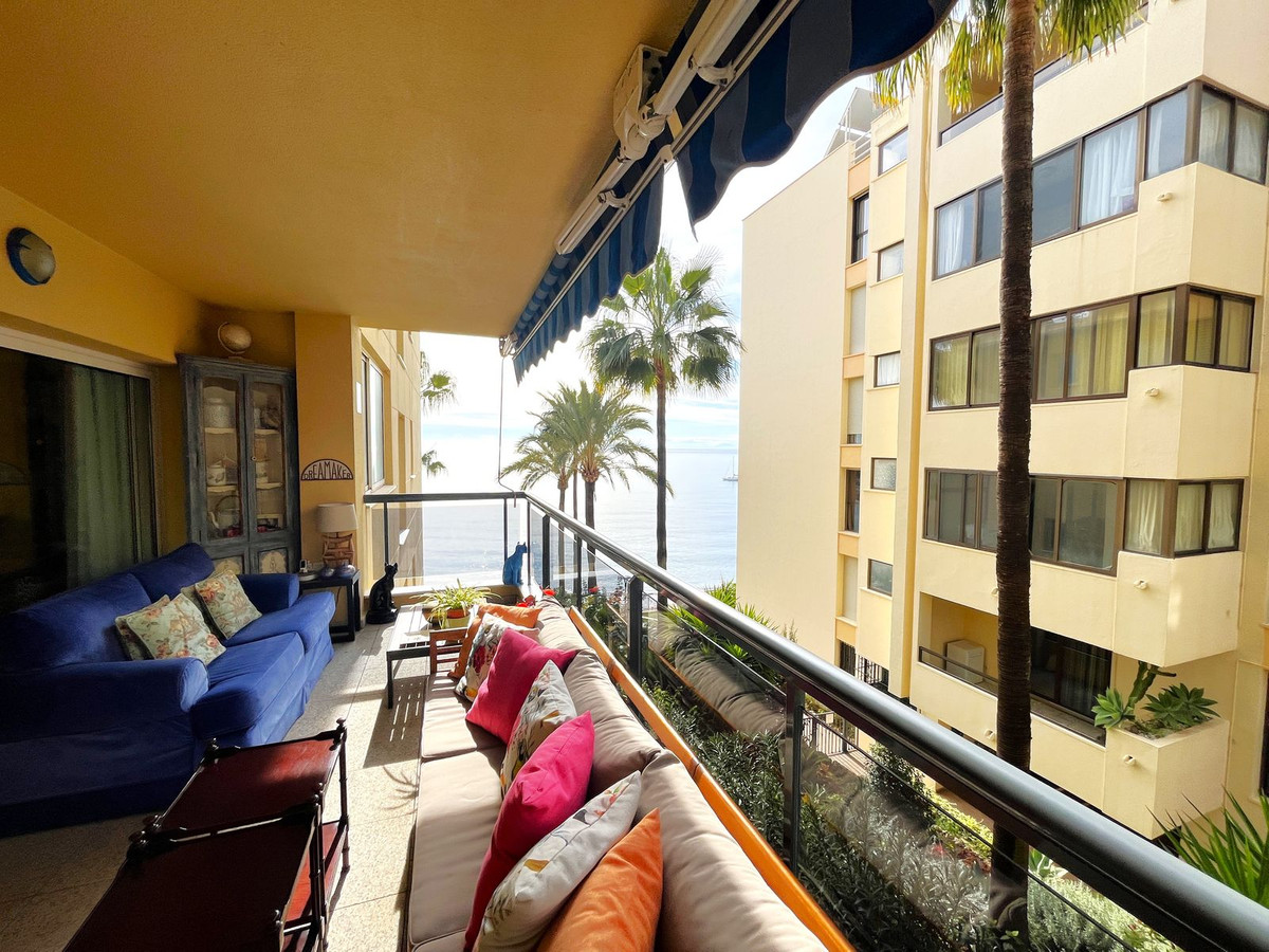 Middle Floor Apartment for sale in Estepona R4600816