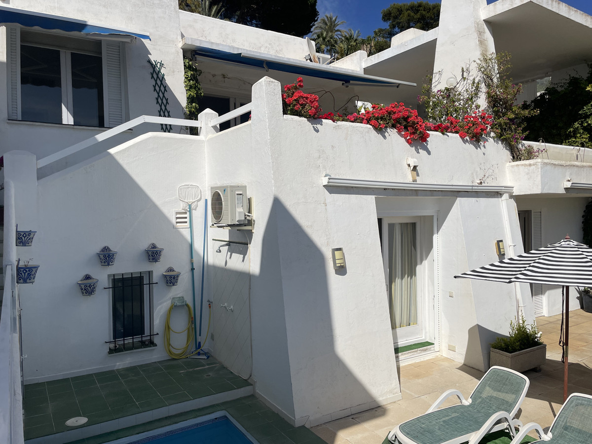 This semi-detached villa is located right in front of the Rio Real gold club and offers fantastic se Spain