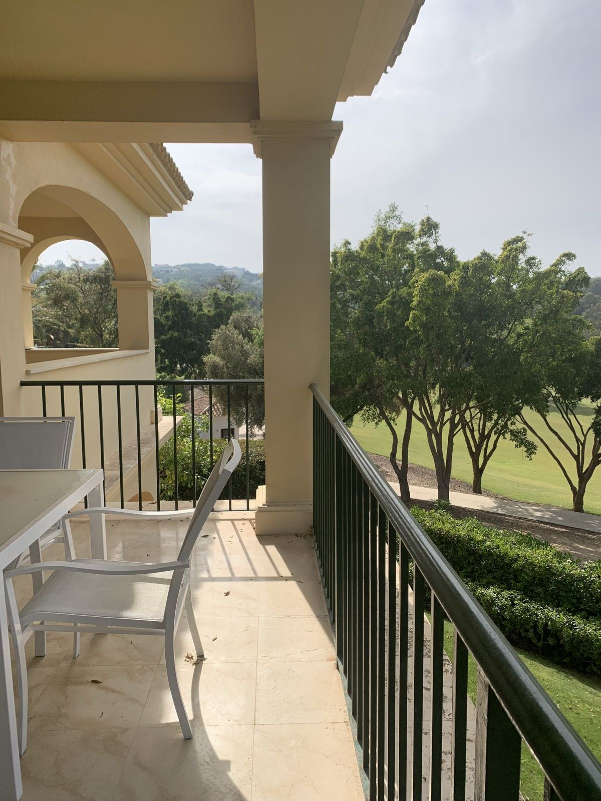 Fantastic apartment of good quality, in the exclusive Alboaire urbanization in San Roque Club, on the first line of golf.