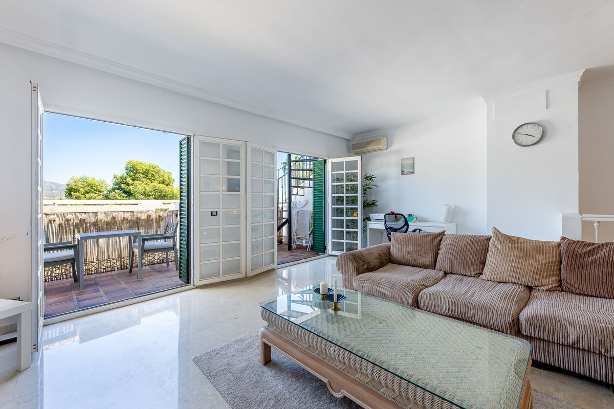 Spacious 3 bedroom with panoramic sea, mountain and golf views.

Very well maintained complex with h, Spain