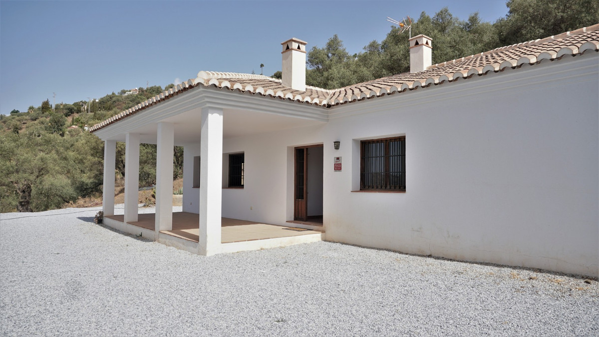 Country villa with first occupancy license Three double bedrooms, two bathrooms -one with a shower in the master bedroom and the other one with a b...