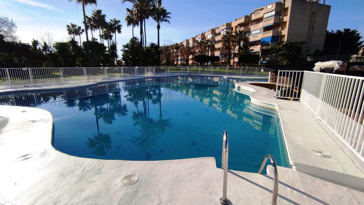 Duplex penthouse on the beachfront in playamar, Csta Lago, Torremolinos.

220m², Distributed in:
Gro, Spain