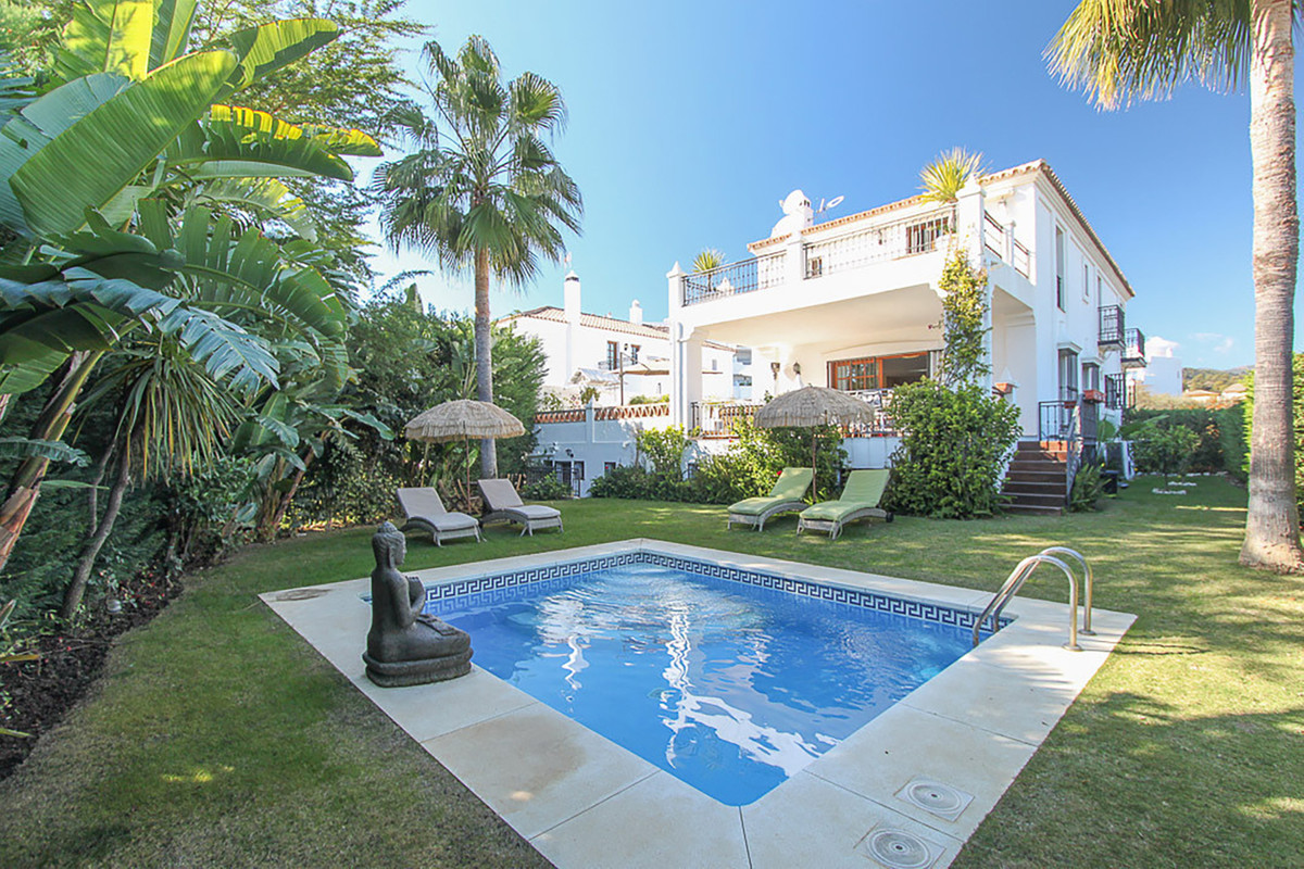 Magnificent prime location villa on the front line of the Resina Golf Course,in the gated community , Spain