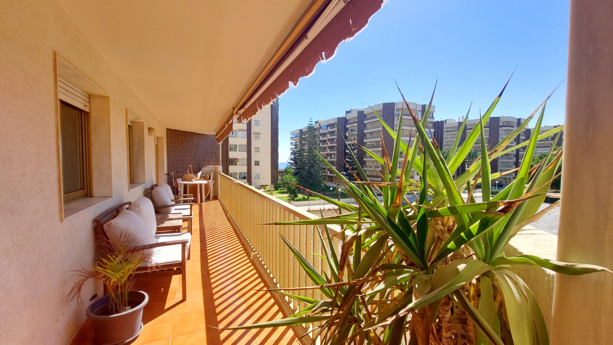 Sunny, west facing apartment located seconds from the beach!
Located in the emblematic Reina Dona So, Spain