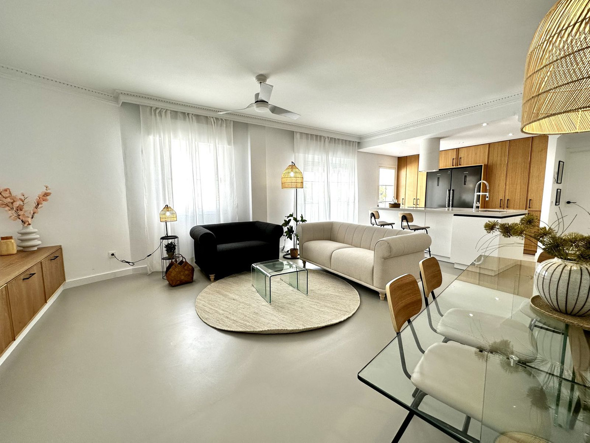 A few meters from the Centro Plaza shopping center is this duplex penthouse with 3 bedrooms and 3 ba, Spain