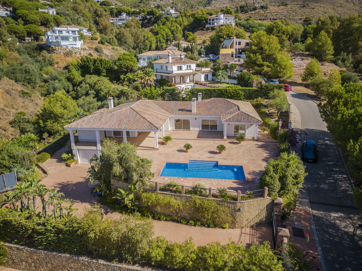 Detached Villa for sale in Valtocado, Costa del Sol