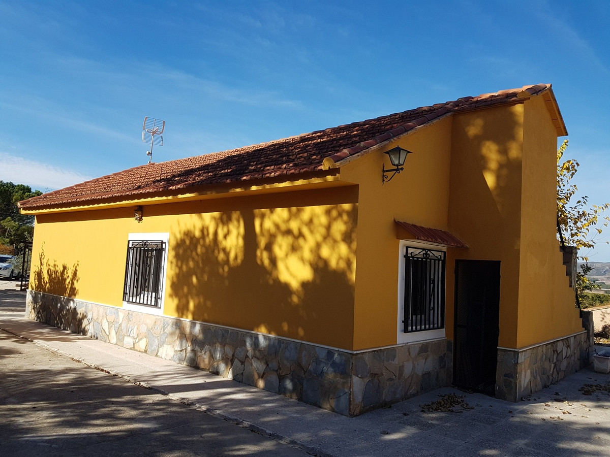 Lovely property with a separate casita of a total build  of 150m2 on a fenced plot of approx 1745m2., Spain