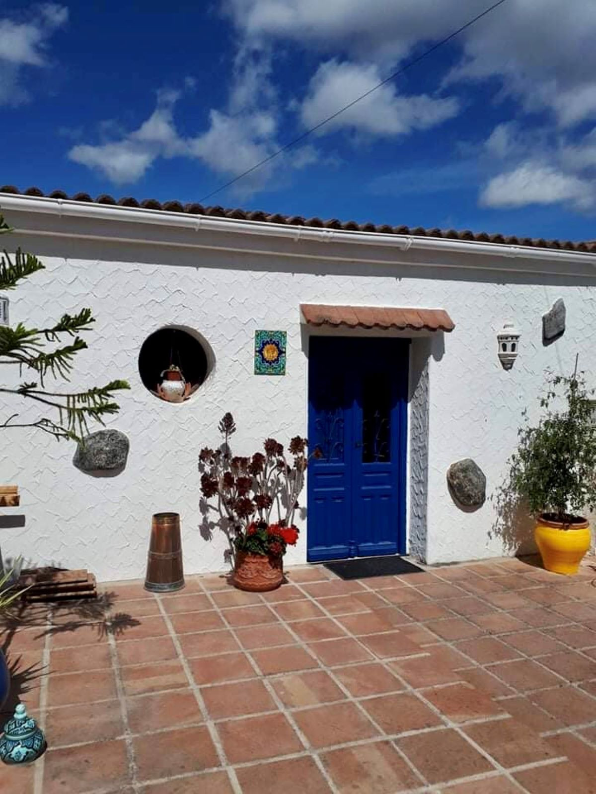 Magnificent finca with a lot of style and charm, in perfect condition, on 3600m2 of fenced land, consisting of a living room with fireplace, a fitt...