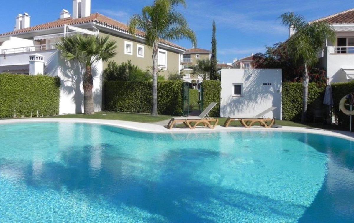 Townhouse for sale in Estepona R3986467