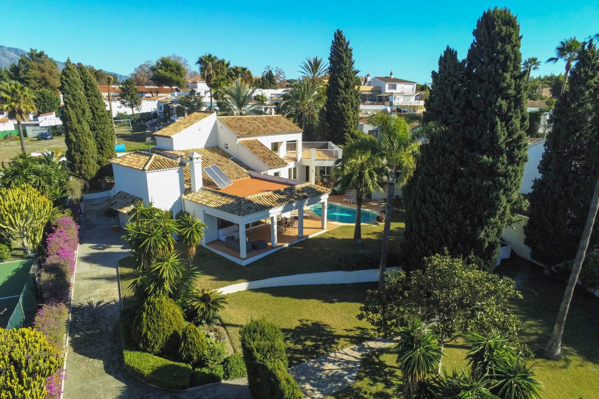 Beautiful Villa for sale in altavista San Pedro de Alcantara marbella. Set on a large plot of 1993 m, Spain