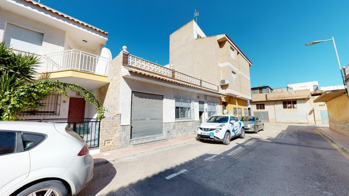 Amazing townhouse located in Los Alcazares, Murcia. 
This is a great investment opportunity due to t, Spain