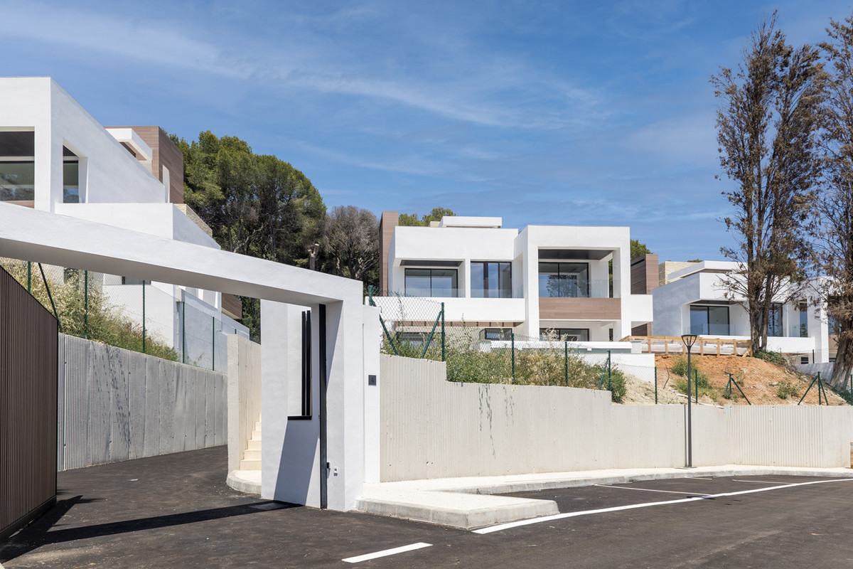 Villa te koop in Marbella R4332157