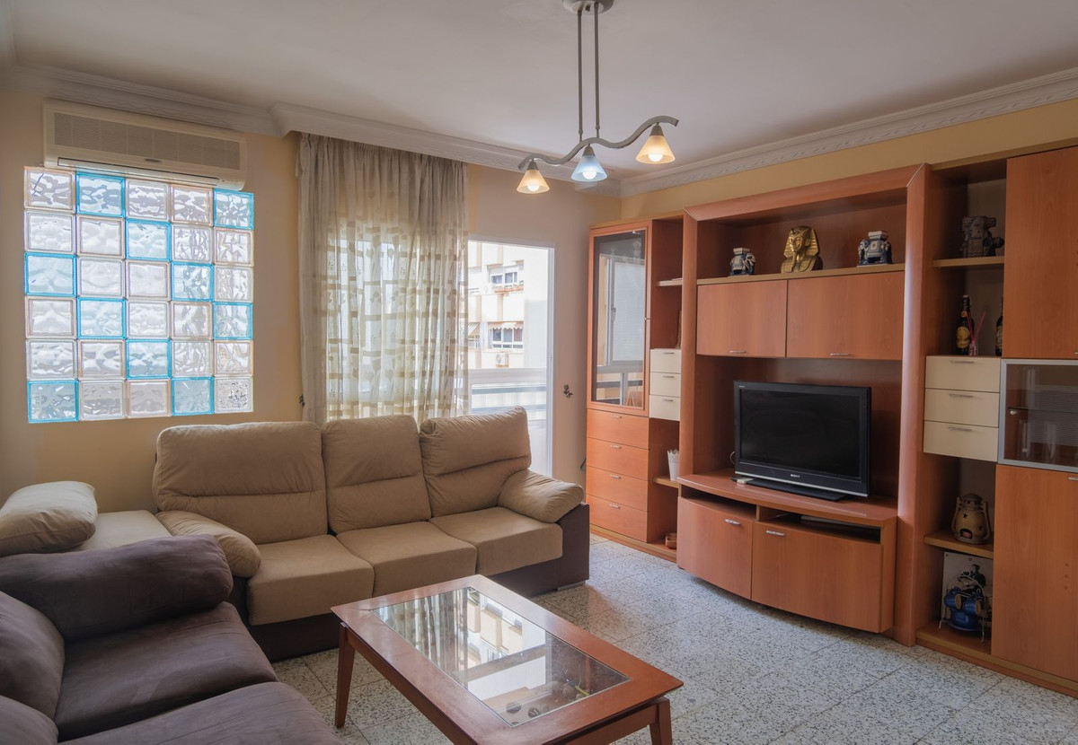 OPPORTUNITY IN MALAGA TO LIVE OR RENT
Excellent 3-bedroom apartment located in the Santa Cristina ne, Spain