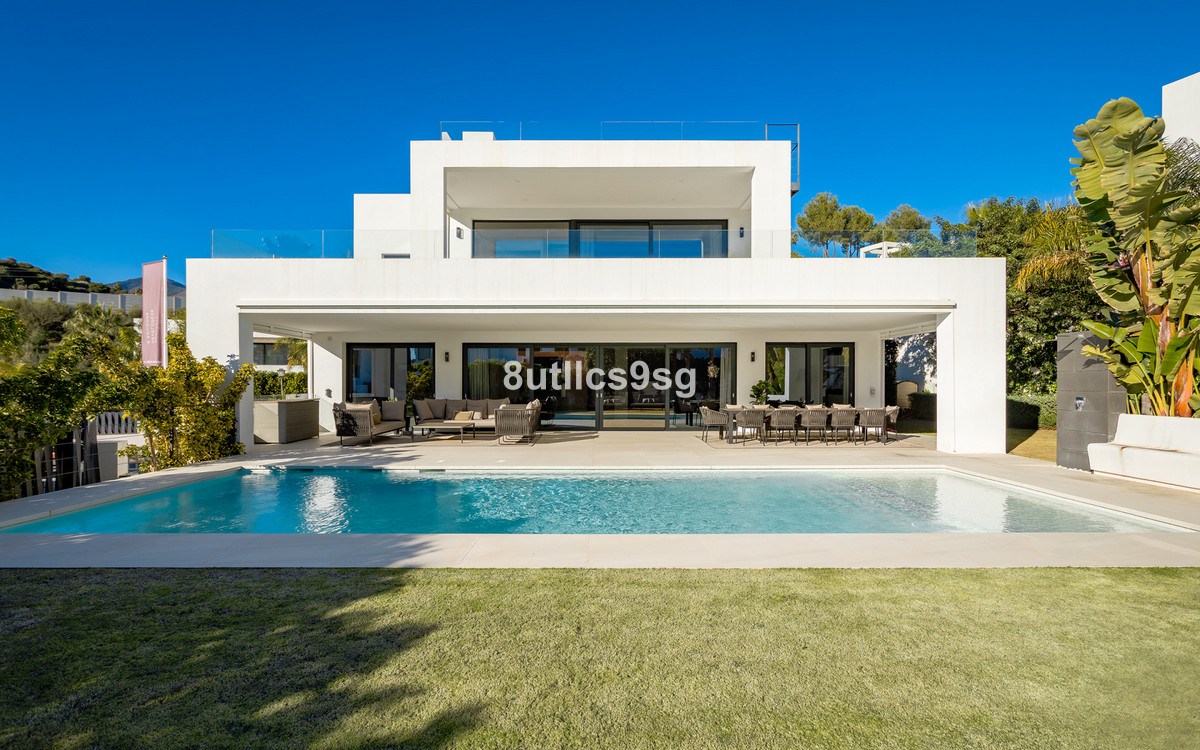 Beautiful modern design villa, built a few years ago, in one of the most sought after areas of Nueva, Spain