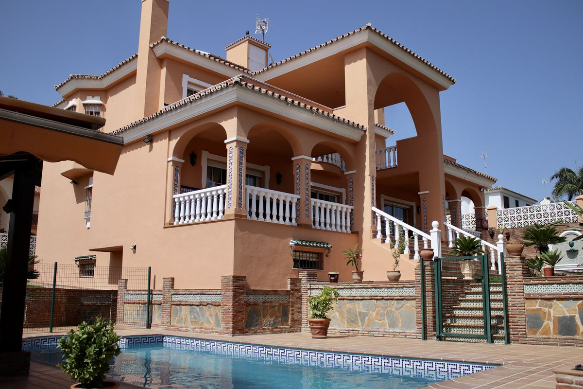 Wonderful villa in one of the best areas of San Pedro, Alta Vista.
The property is built with dedica, Spain