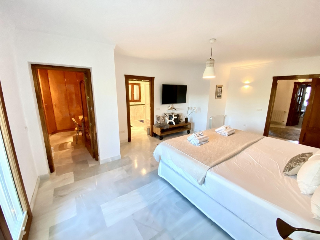 Villa con 5 Dormitorios en Venta Calahonda