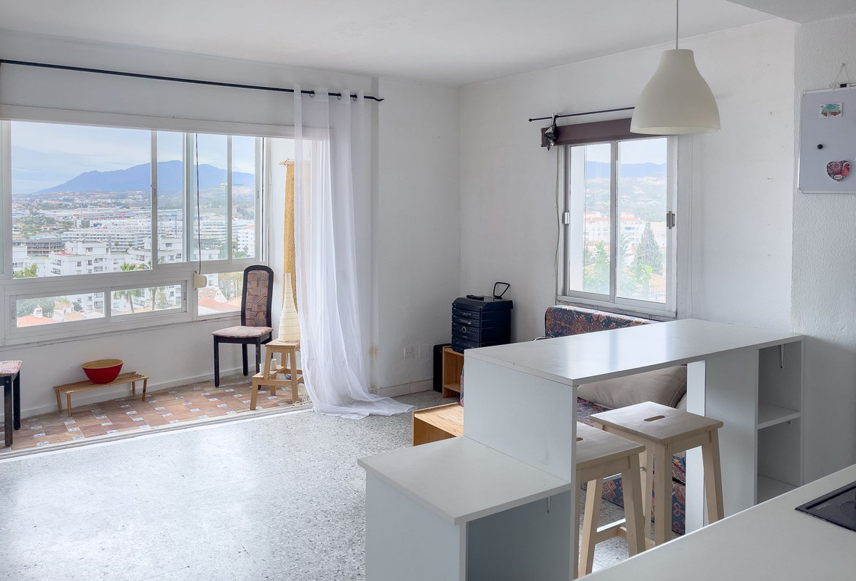 1 Bedroom Middle Floor Apartment For Sale Nueva Andalucía, Costa del Sol - HP4581376