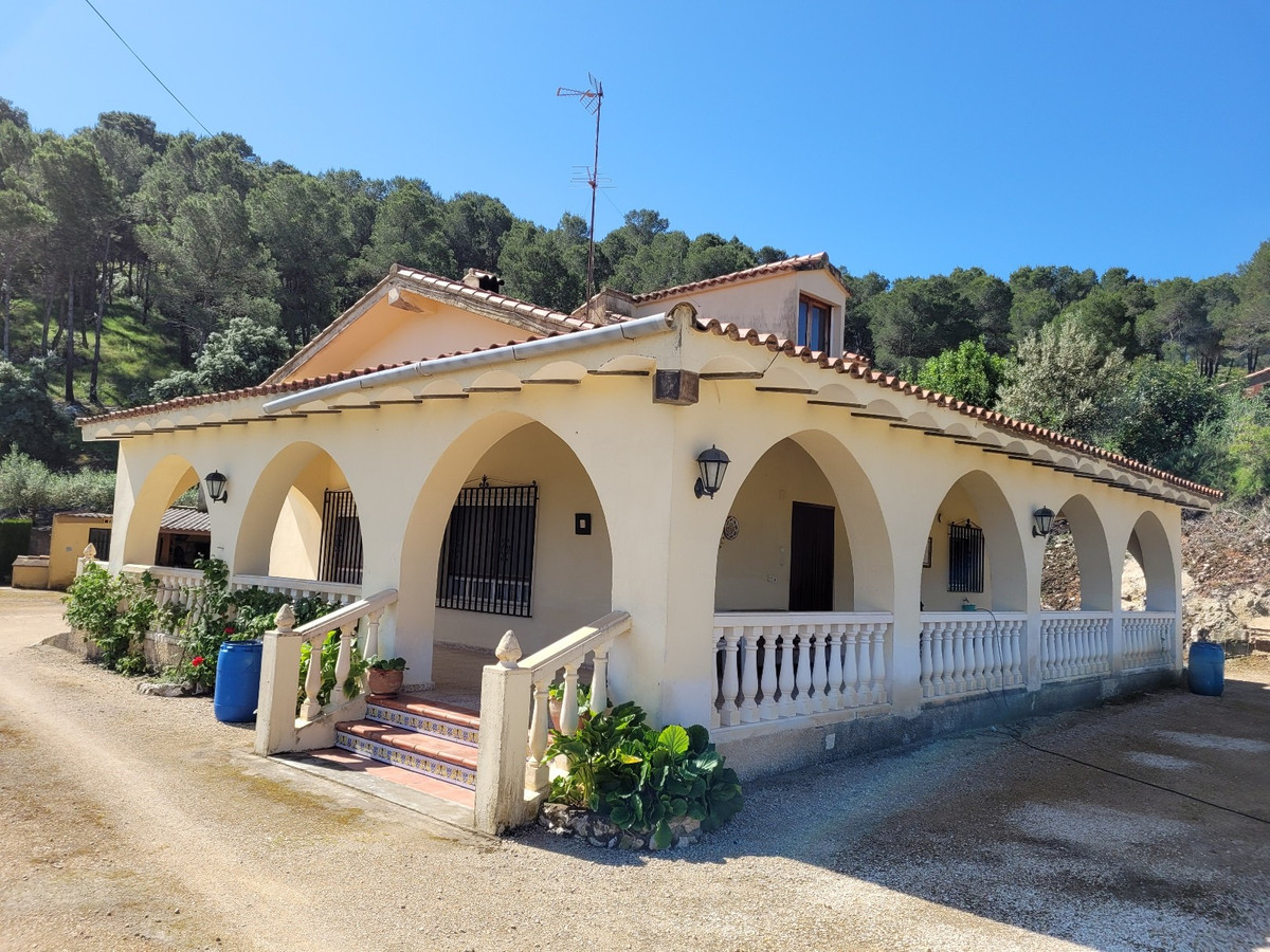 Bank repossession. Beautiful rustic-style family villa with wonderful sea views, located in the Para, Spain