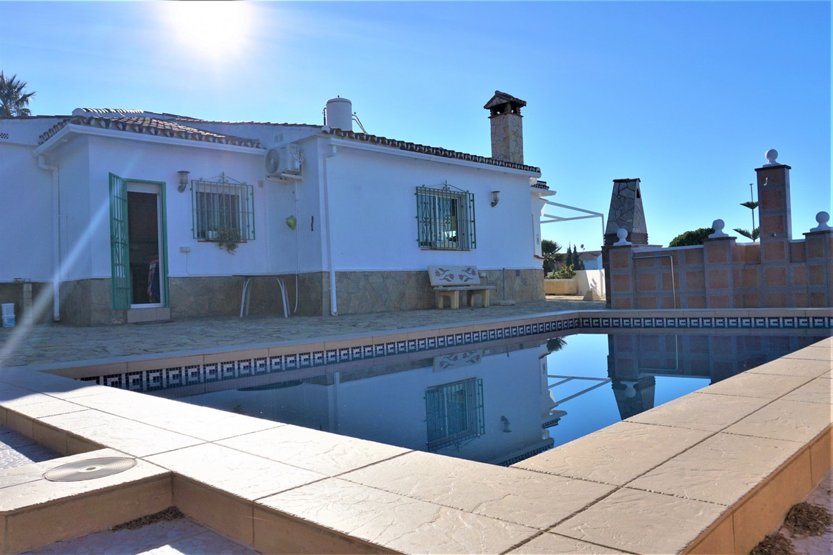 This is a wonderful villa which enjoys the peace and quiet of the countryside, but is less than 10 m, Spain