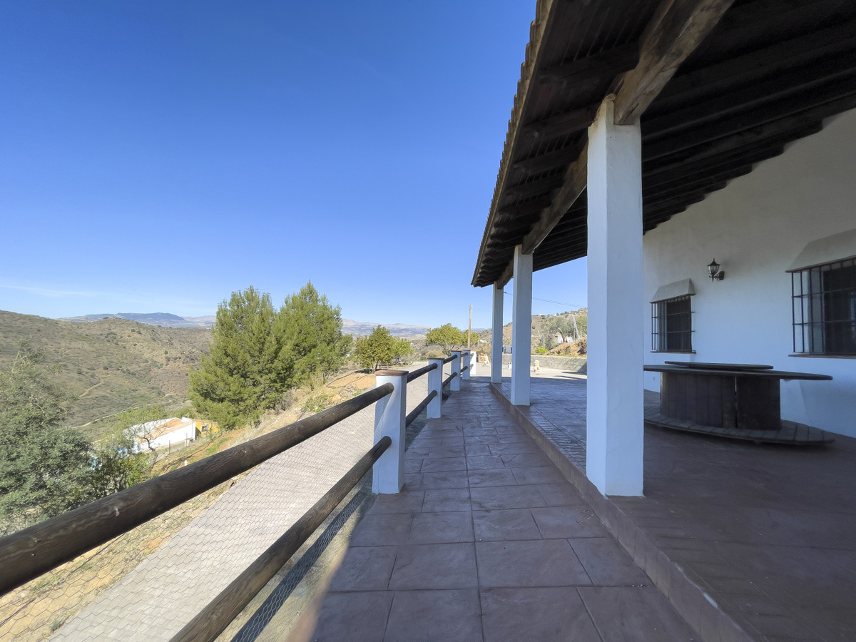 Detached property with stunning views set in the heart of the countryside of Barranco del Sol, approximately 20 minutes from the town of Almogia.
