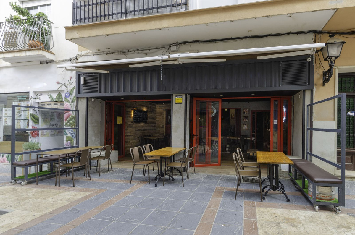 This commercial premises with smoke outlet in Marbella street, next to plaza los chinorros, has 127 , Spain