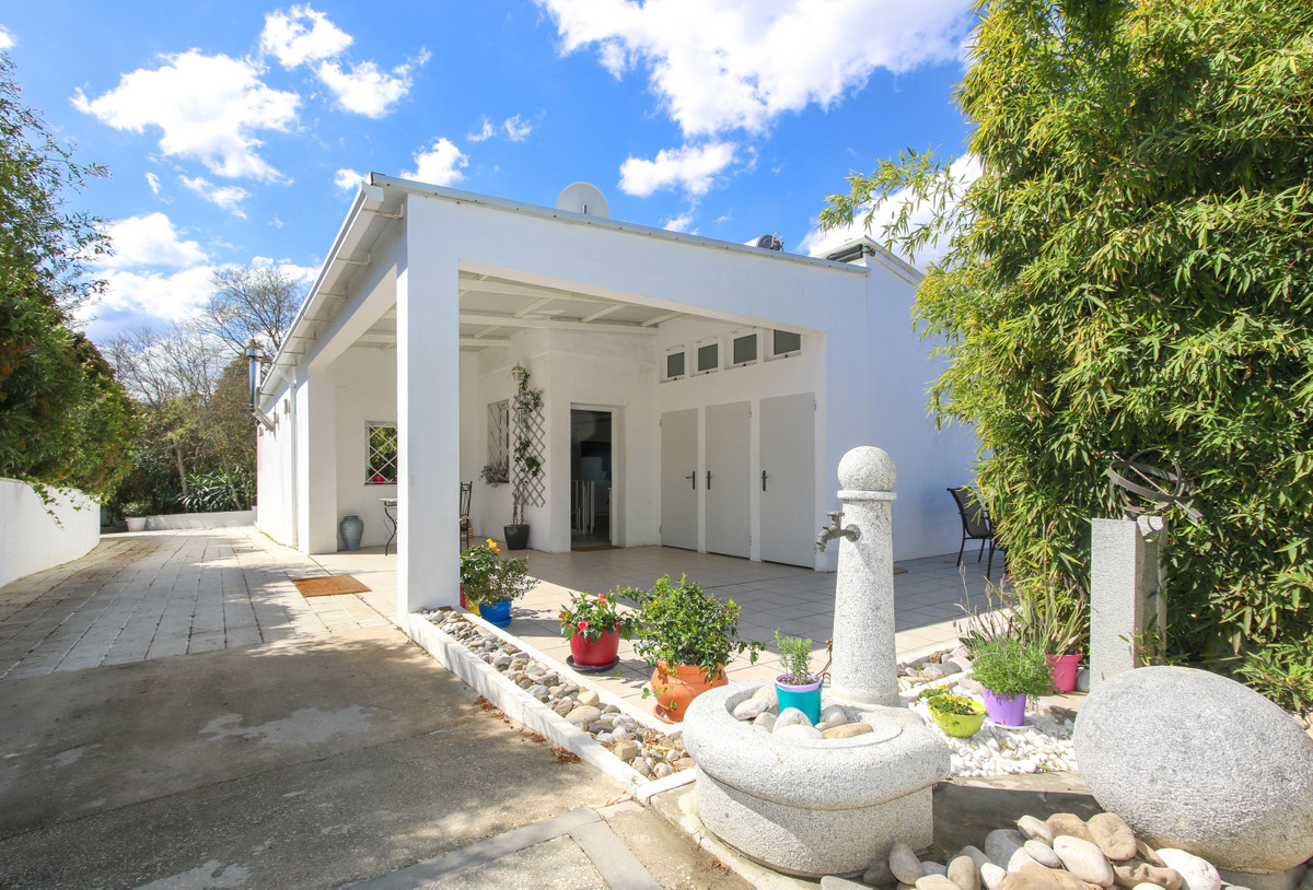 8 bed Villa for sale in Coín