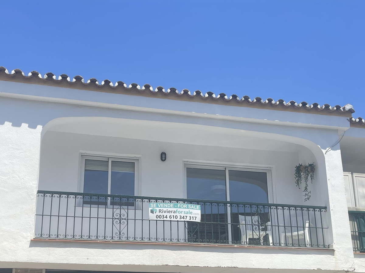 !! LOCATION !! LOCATION !! LOCATION !!

This extra ordinary property has a top location in Riviera D, Spain