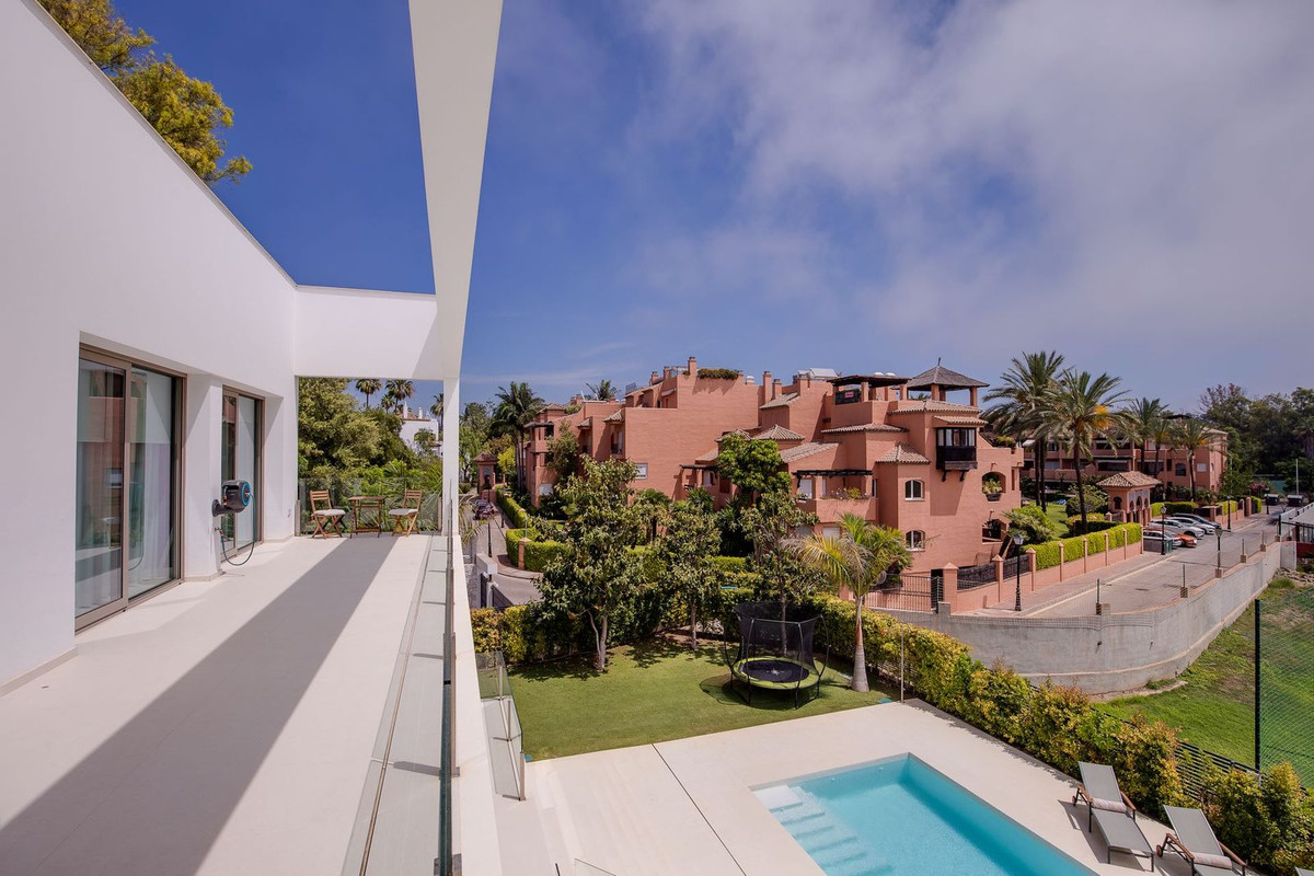 4 Bedroom Detached Villa For Sale Guadalmina Baja