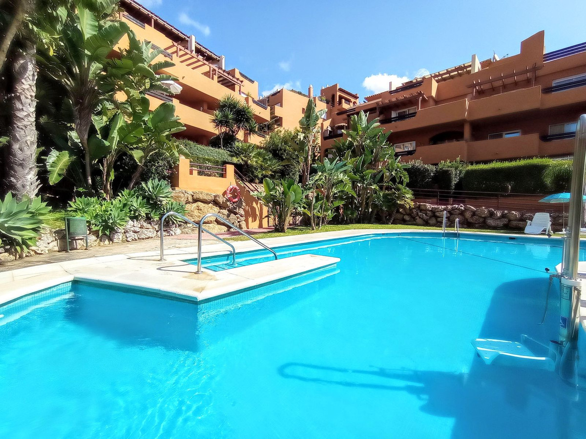 Apartment located in the heart of Riviera del Sol. Located about 200 meters from the bus stop. It is, Spain