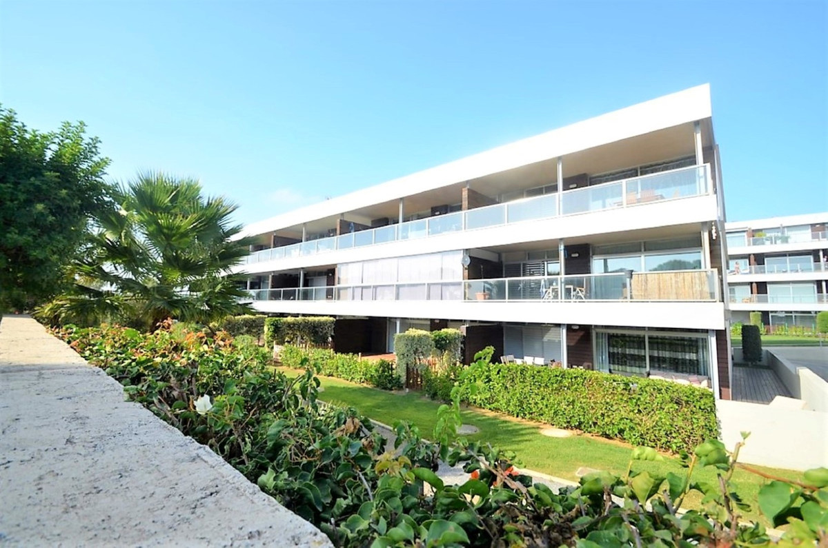 FANTASTIC MODERN APARTMENT WITH VIEWS TO THE MEDITERRANEAN SEA, PRIVATE TERRACE AND GARDEN, Groundfloor property on an elevated southfacing positio...