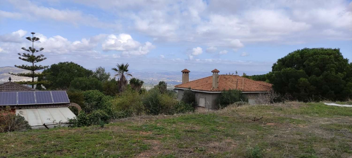 3149-V For sale very flat and fenced plot of 1000 m2 with a buildability of 13.5%, located in a highly sought-after urbanization of Alhaurin, with...