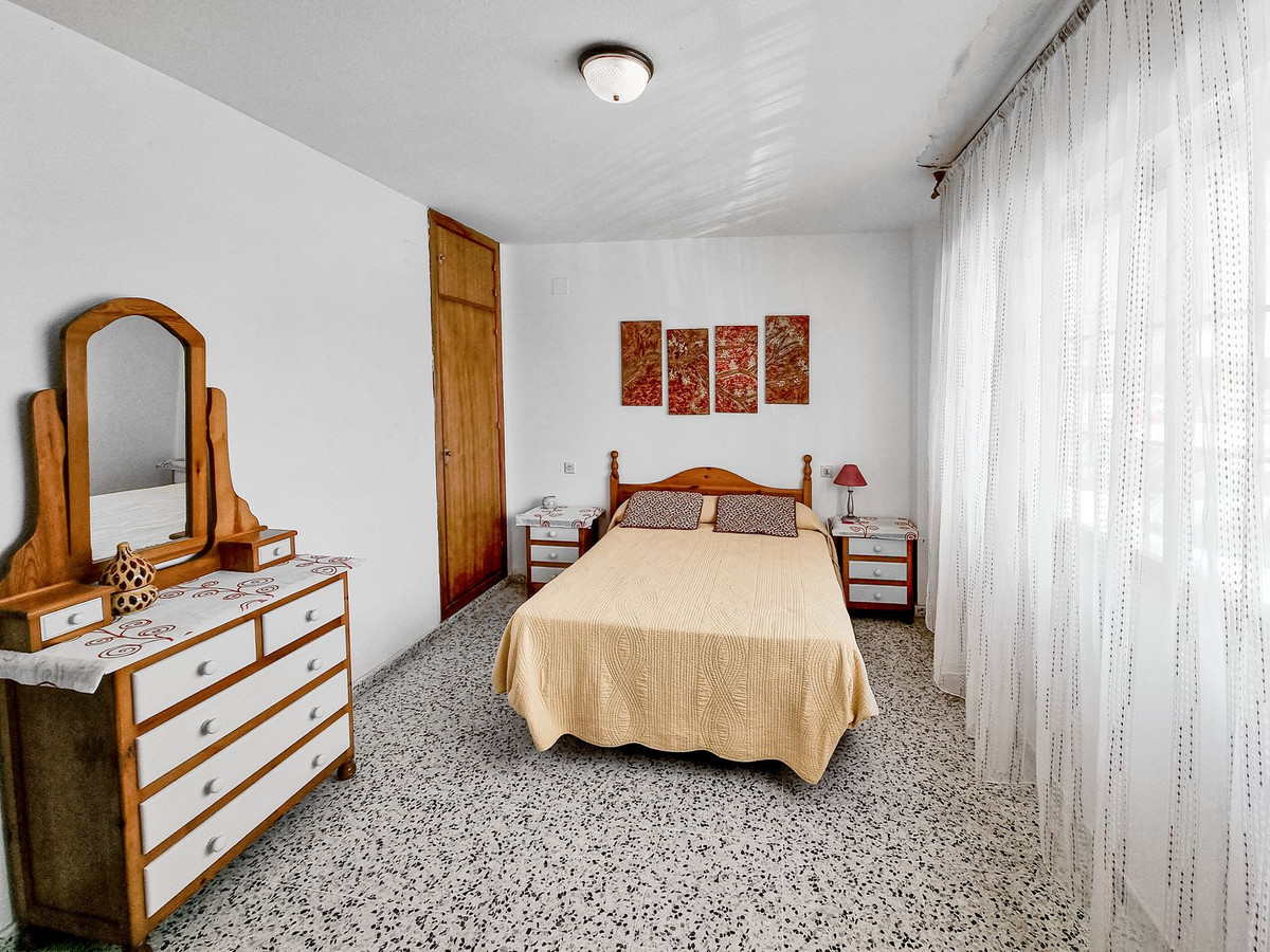 Beachfront 5-bed ground floor apartment in Sabinillas.