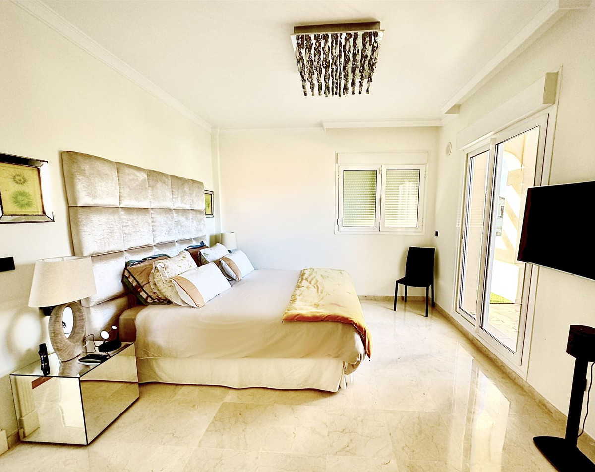 3 Bedroom Apartment For Sale, La Duquesa