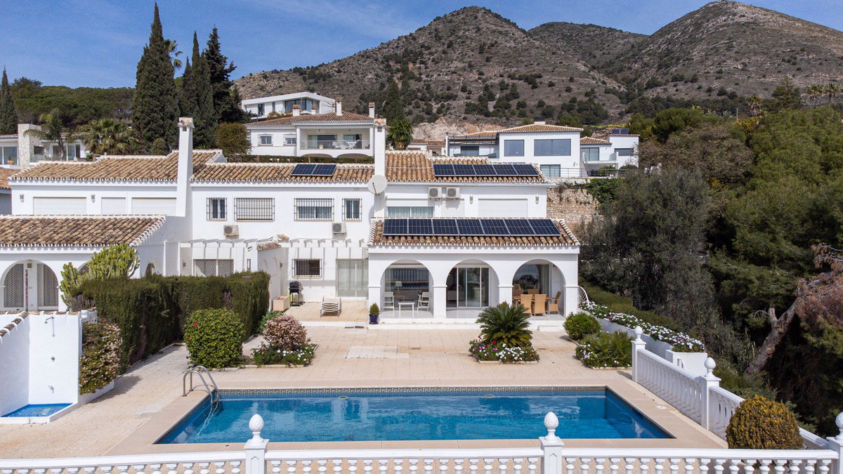 This robust Andalusian style semi-detached house was designed by a Finnish architect. It is located , Spain