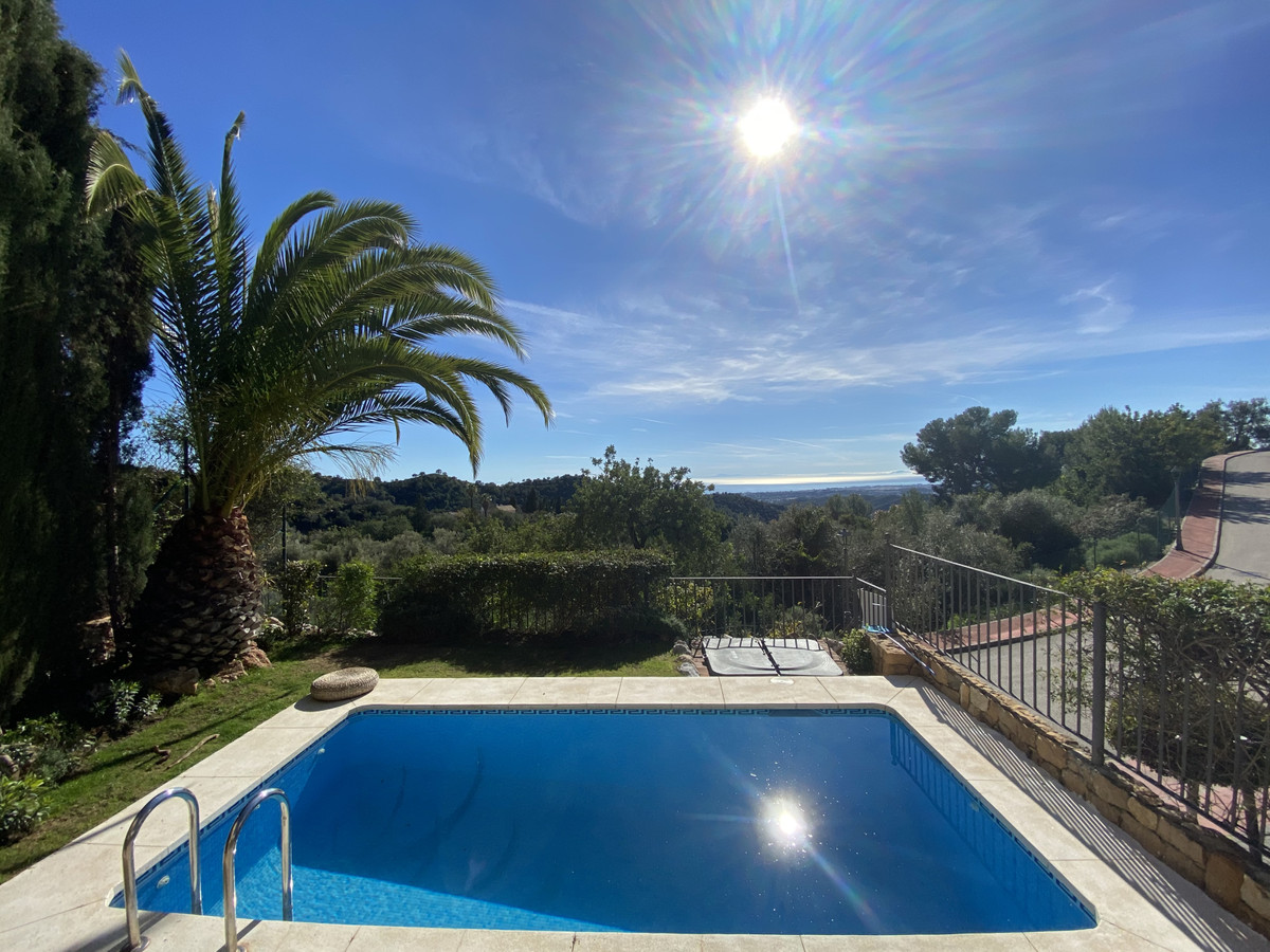 Chic and charming house located in Sierra Blanca Country Club, a 7 minutes drive from Puerto Banus.
