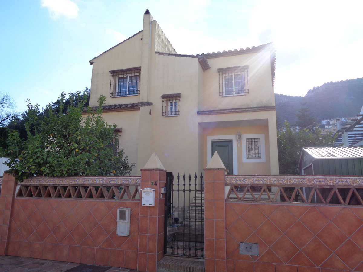Fantastic Villa in a superb location which would benefit from a little upgrading.